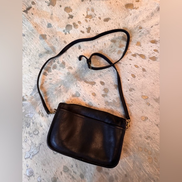 Vintage 90s-2000s Coach 9755 Leather Pocket Purse Women's Crossbody w/ Turn Lock - Picture 2 of 5